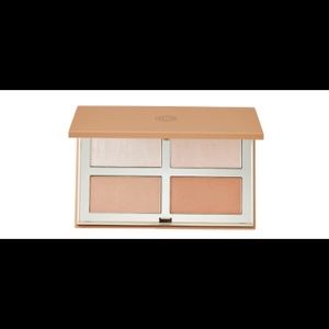 COMPLEX CULTURE
Baked Highlighter & Bronzer Quad
In the Moment